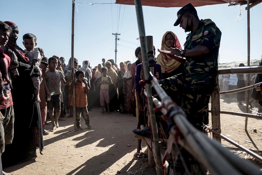 Everyday about 10.000 refugees wait at the Emergency aid delivery, but only 3000 Will get their rations. Every family get the rations bi-weeky and for this you need a rationcard. In the picture a Bangladeshi military man explains the need for the card to get through