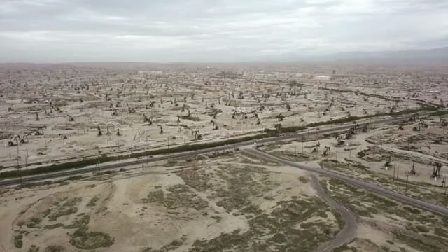 Oilfields of Bakersfield. I get sad when I witness what we’re doing to our planet, especially now when we know better #capitalism #gogreen